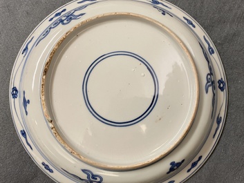 Une assiette en porcelaine de Chine en bleu et blanc de type kraak &agrave; d&eacute;cor d'aigrettes, Wanli